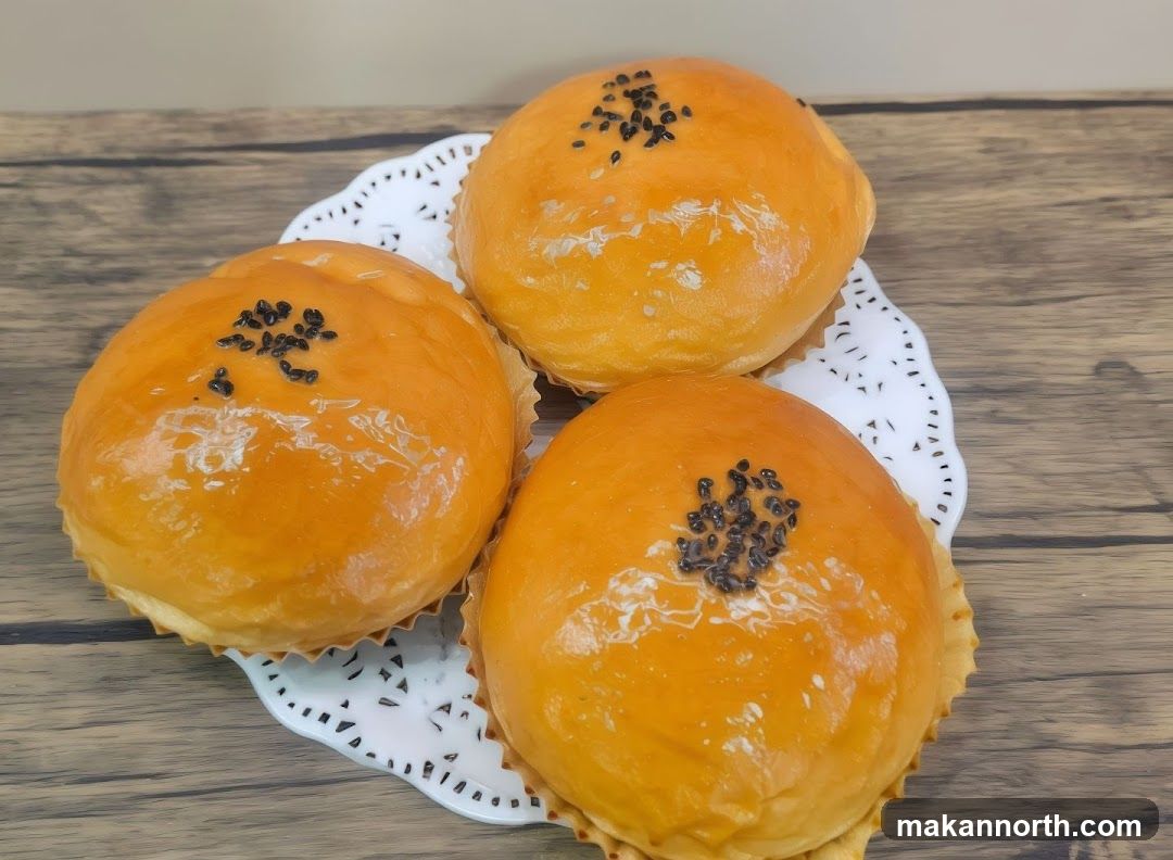 Sweet Buns with Sesame Seeds