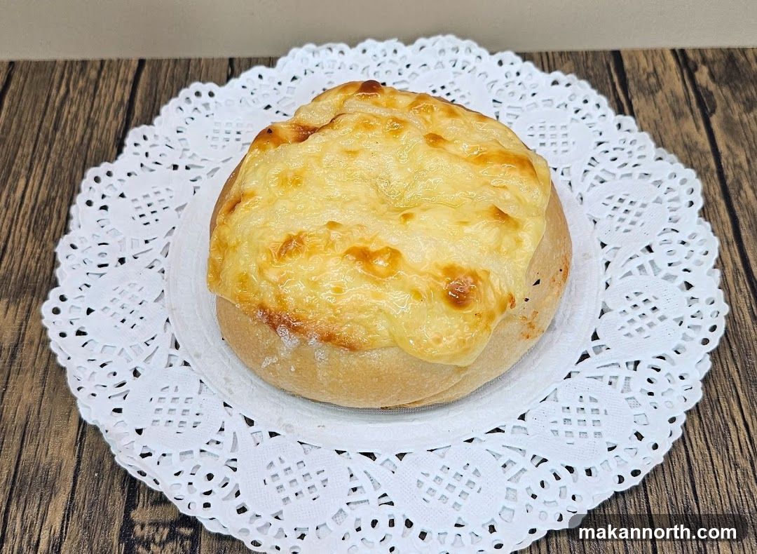 Cheese-Topped Bread Roll