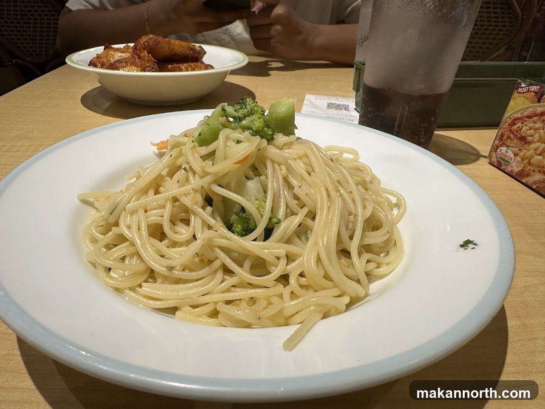 Spaghetti with Broccoli and Chicken Wings