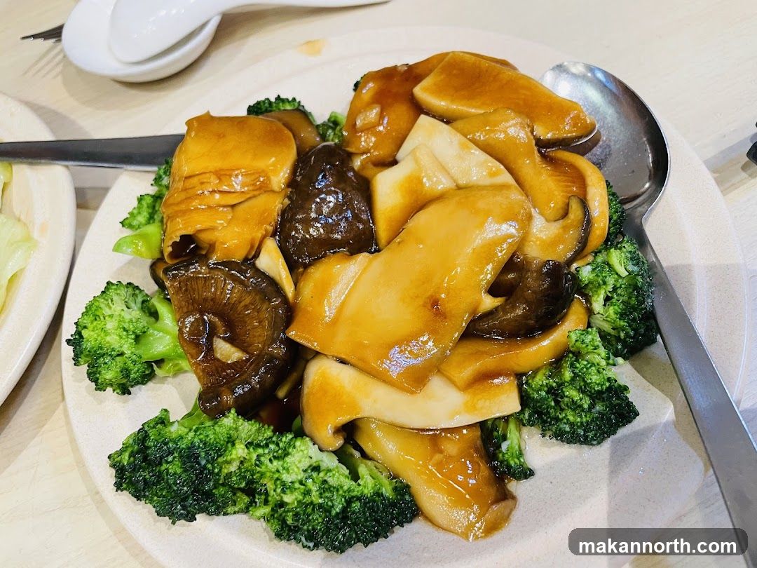 Stir-fried Mushrooms and Broccoli