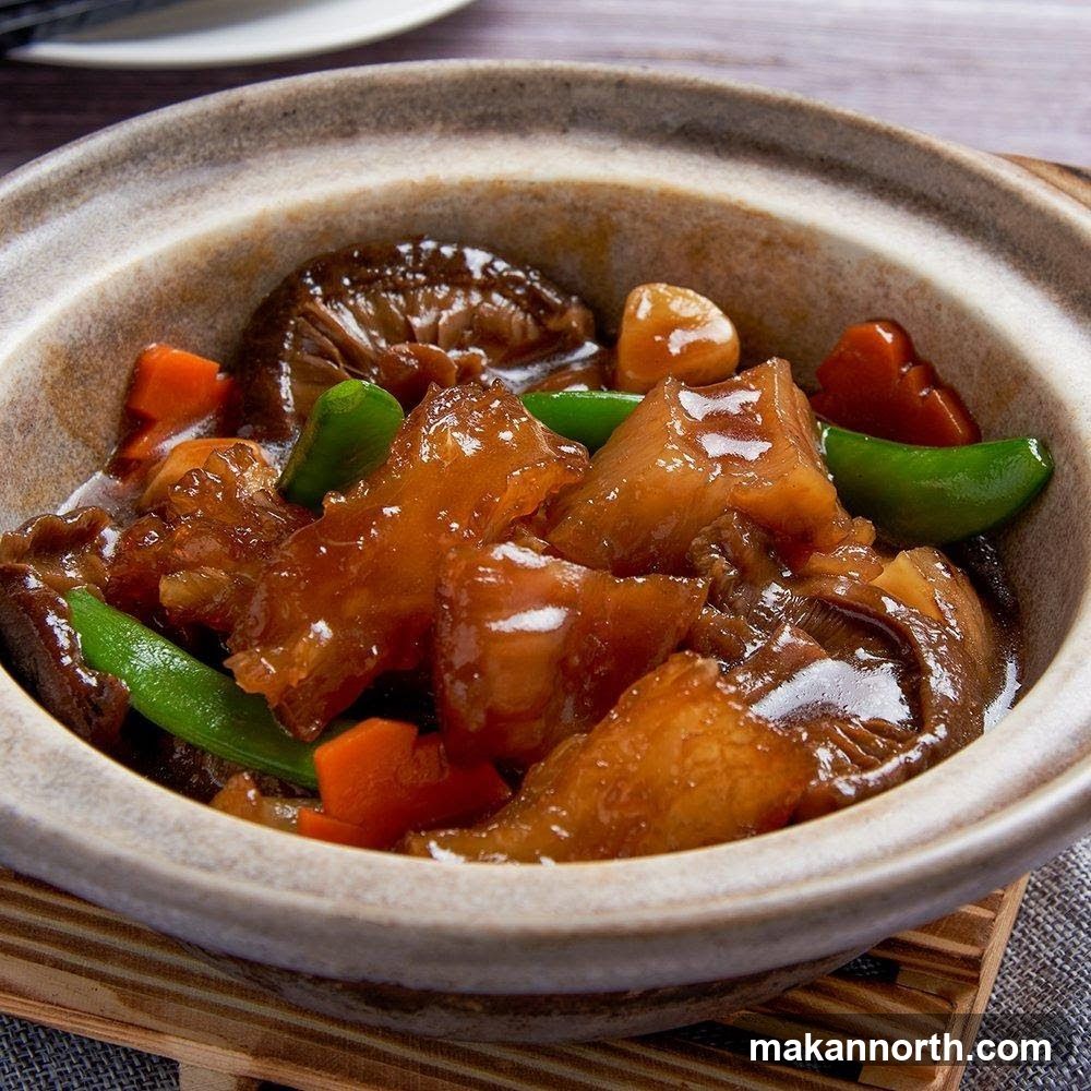 Braised Dish with Mushrooms and Vegetables