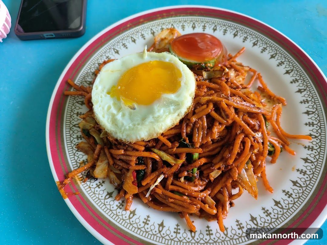 Fried Noodles with Fried Egg
