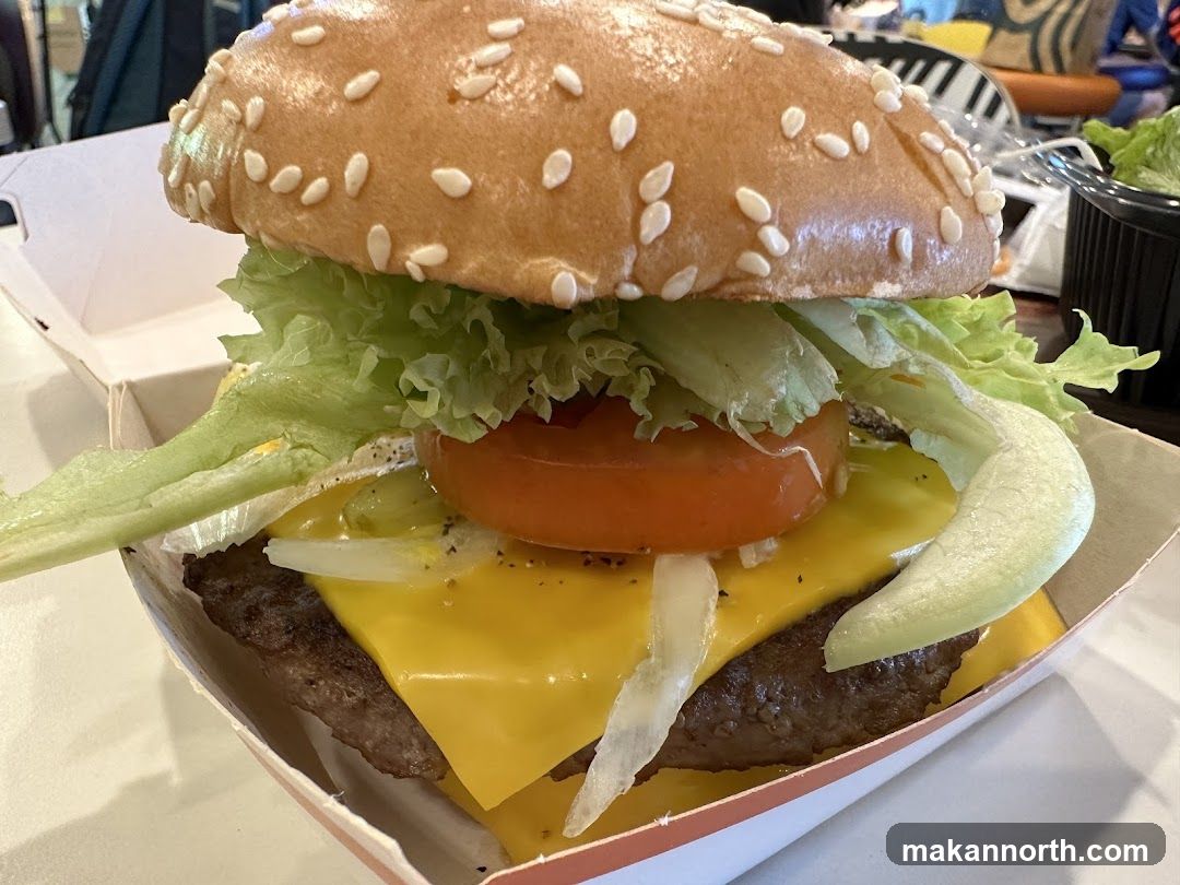 Cheeseburger with Lettuce and Tomato