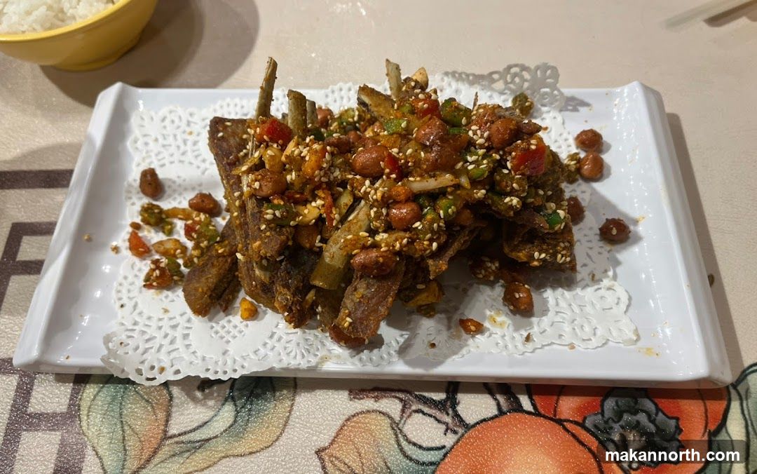 Spicy Fried Ribs with Peanuts and Sesame Seeds