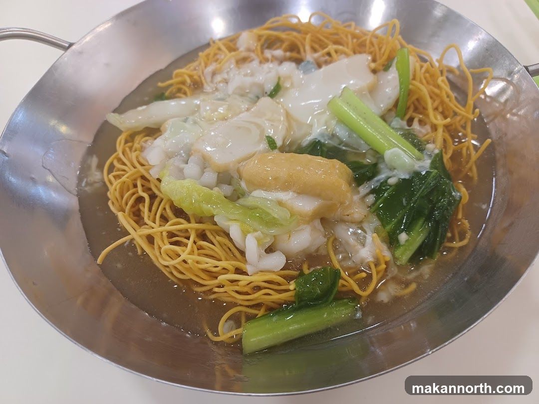Crispy Noodles with Seafood and Vegetables