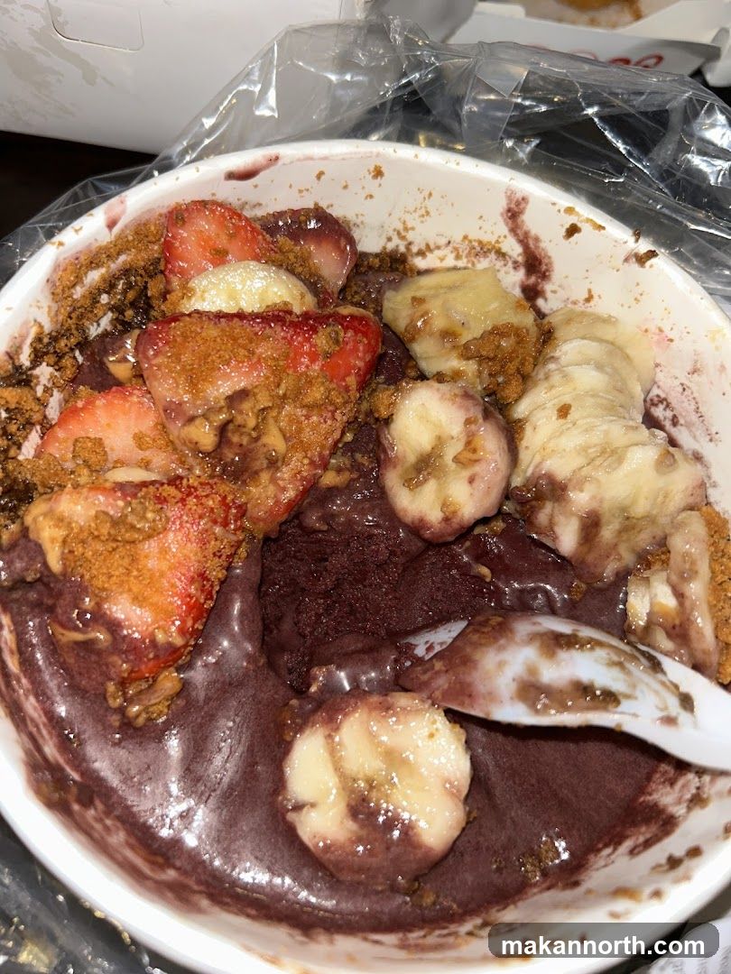 Açaí Bowl with Fruit and Crumble