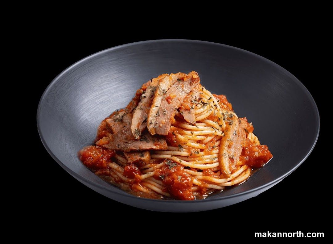 Spaghetti with Sliced Meat and Tomato Sauce
