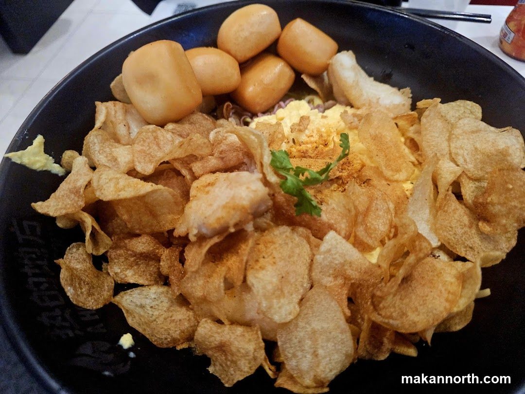 Scrambled Eggs with Sausages and Potato Chips