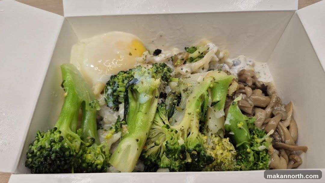 Broccoli and Mushroom Dish with Egg