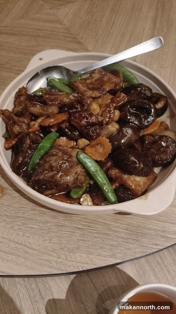 Stir-fried dish with mushrooms and snap peas
