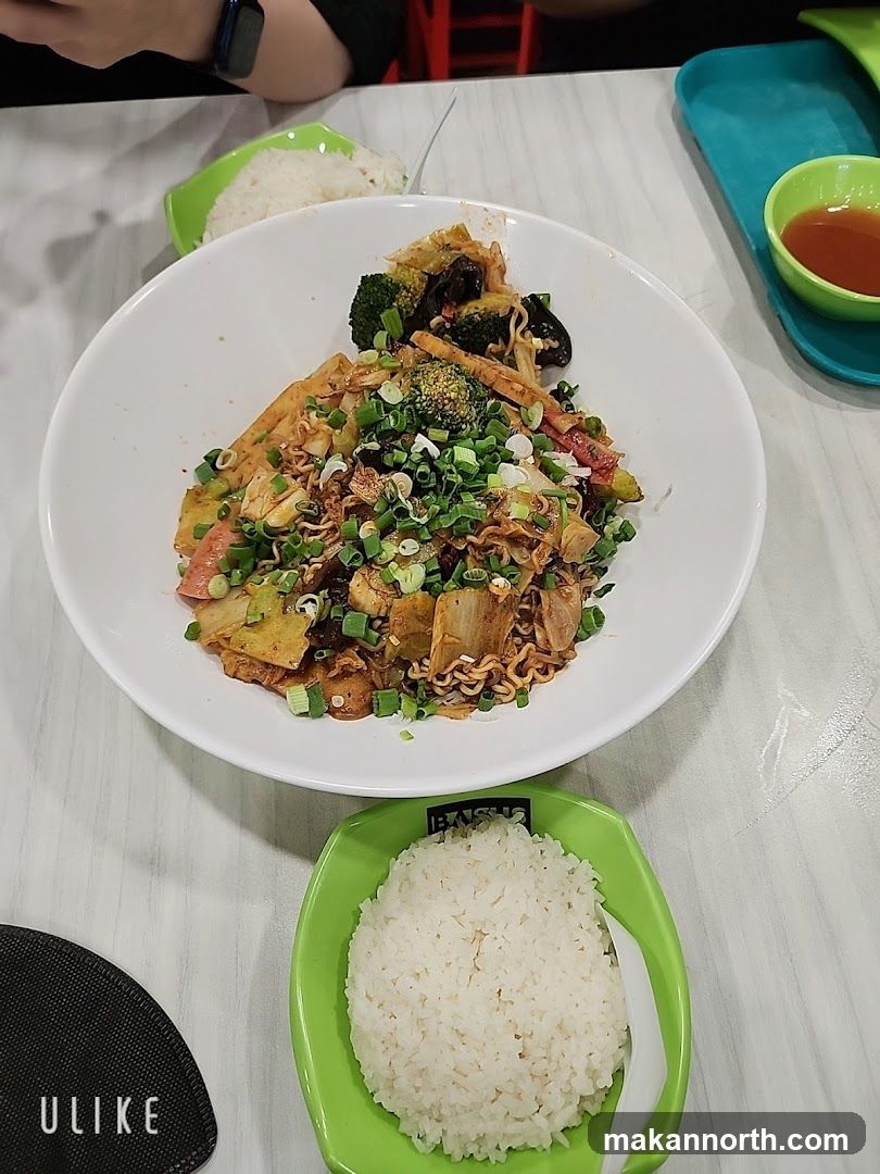 Stir-fried noodles with vegetables and rice