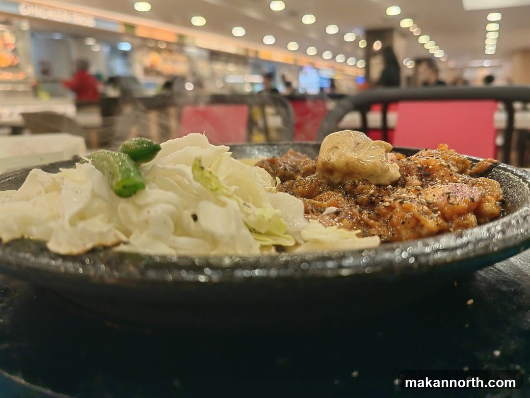 Sizzling Dish with Cabbage and Sauce