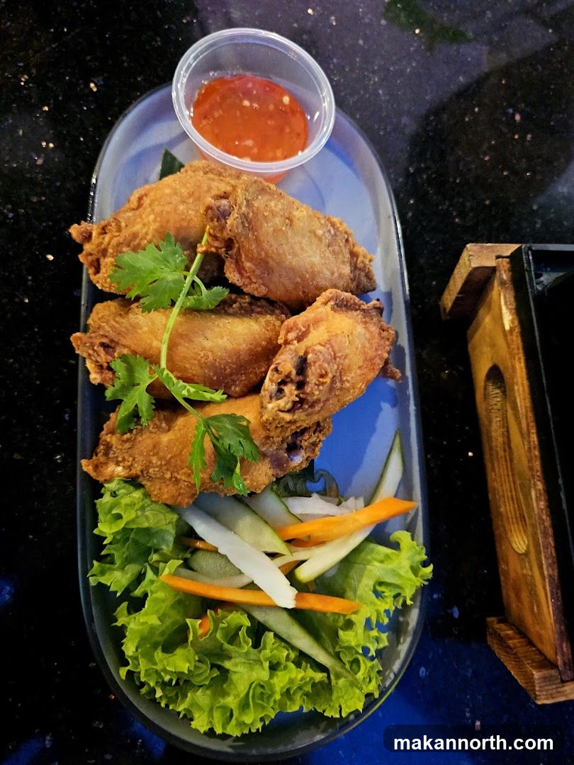 Fried Chicken Wings with Dipping Sauce