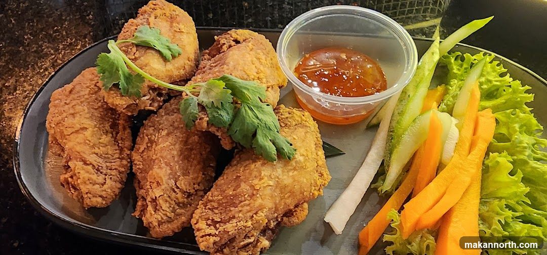 Fried Chicken Wings with Dipping Sauce and Vegetables