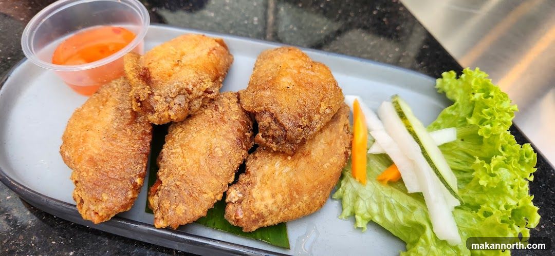 Fried Chicken Wings with Dipping Sauce