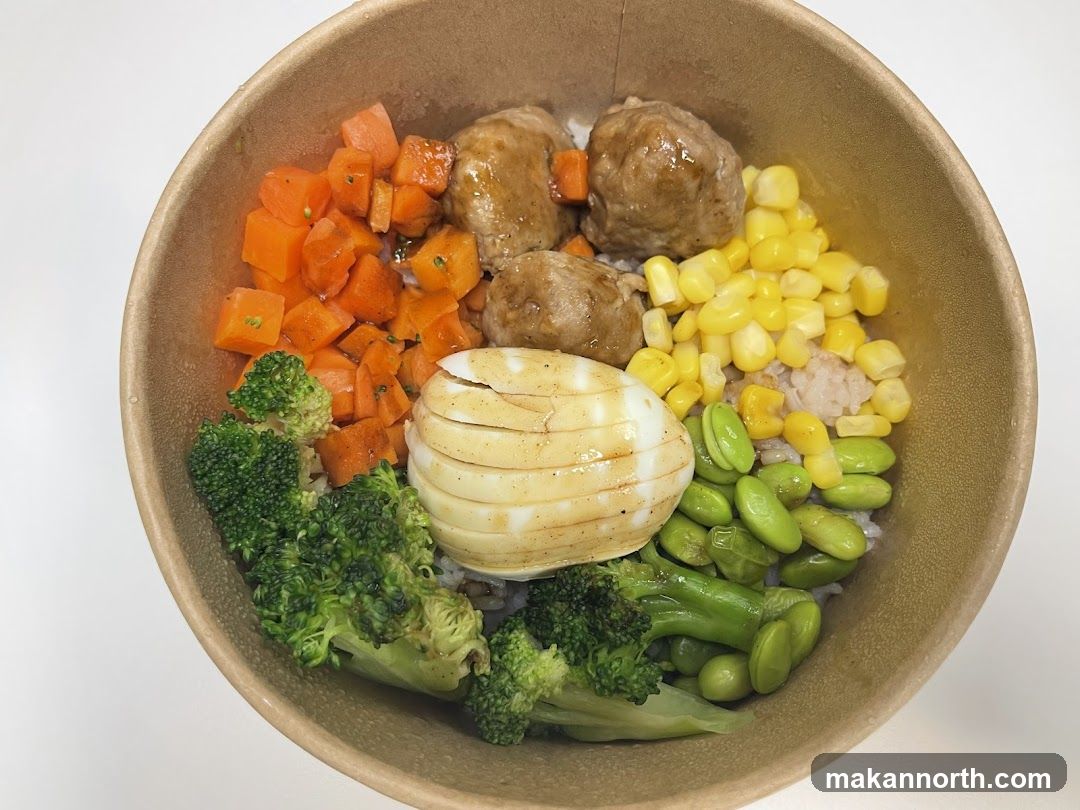 Rice bowl with meatballs and vegetables