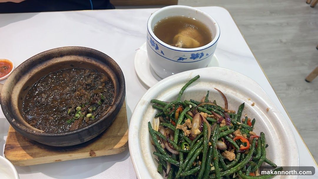 Claypot Dish with Soup and Stir-fried Beans