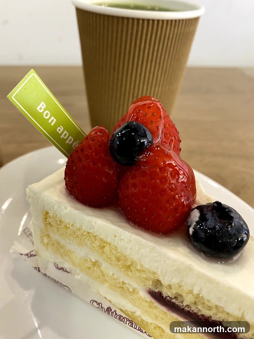Strawberry and Blueberry Cake with Drink