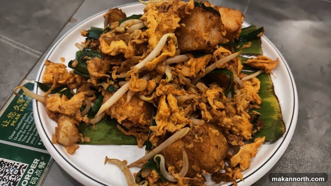 Stir-fried dish with eggs and bean sprouts
