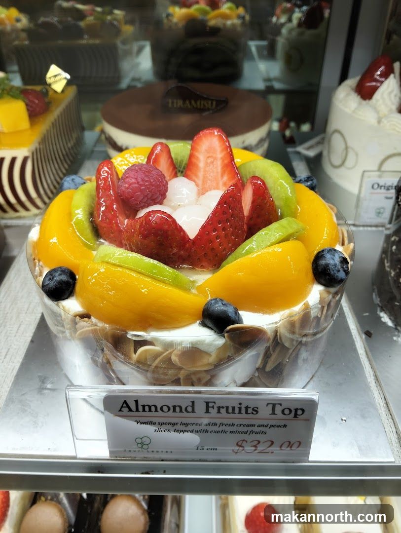 Almond Fruits Top Cake