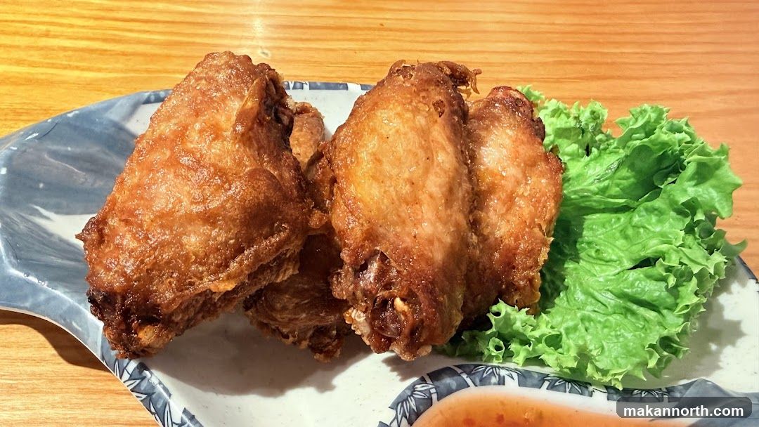 Fried Chicken Wings with Lettuce