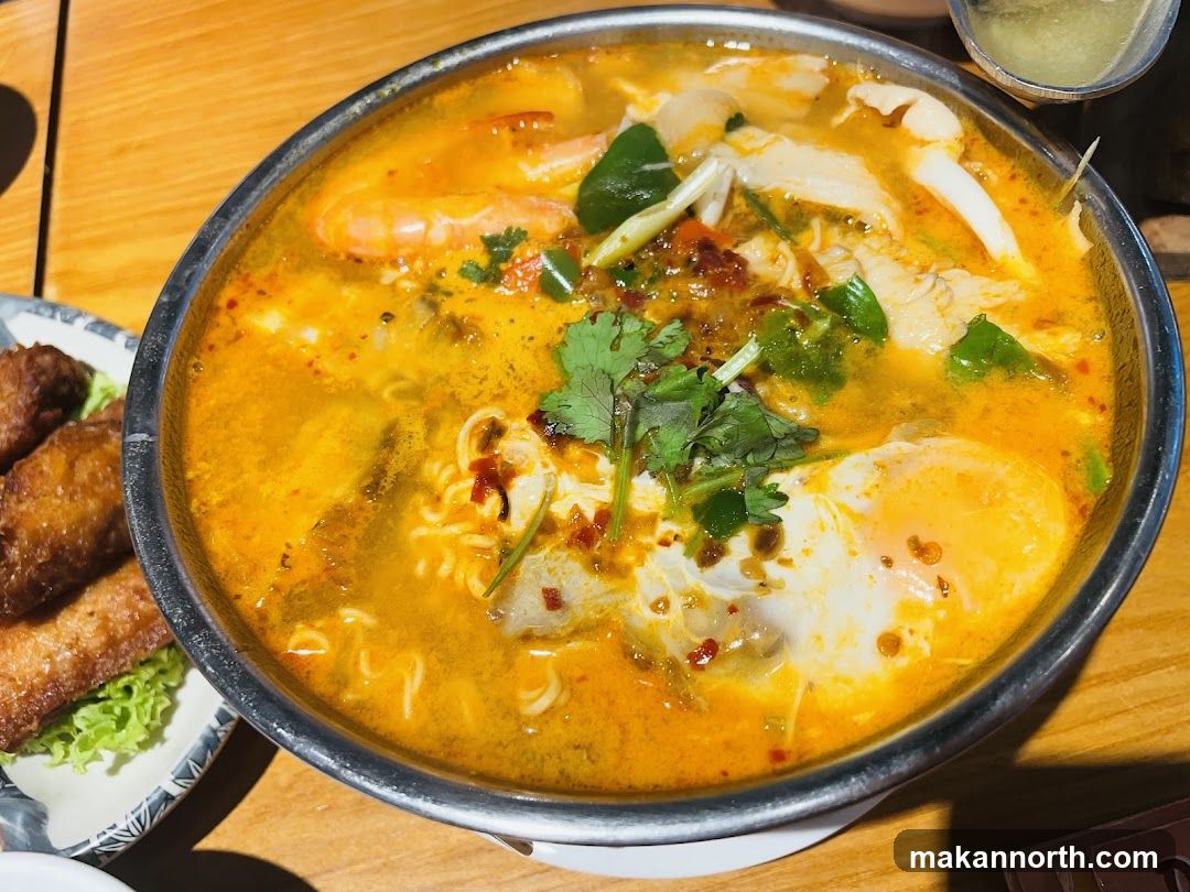 Tom Yum Soup with Noodles and Egg