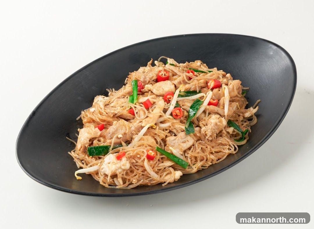 Stir-fried noodles with chicken and chili