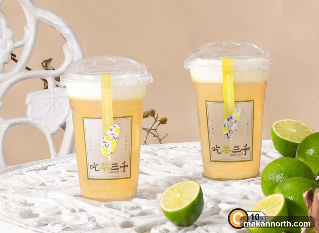 Two cups of bubble tea with limes