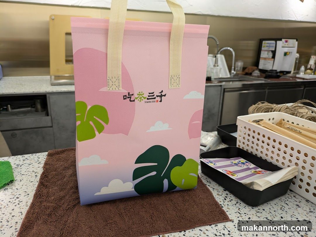 Pink shopping bag with tropical leaves and clouds